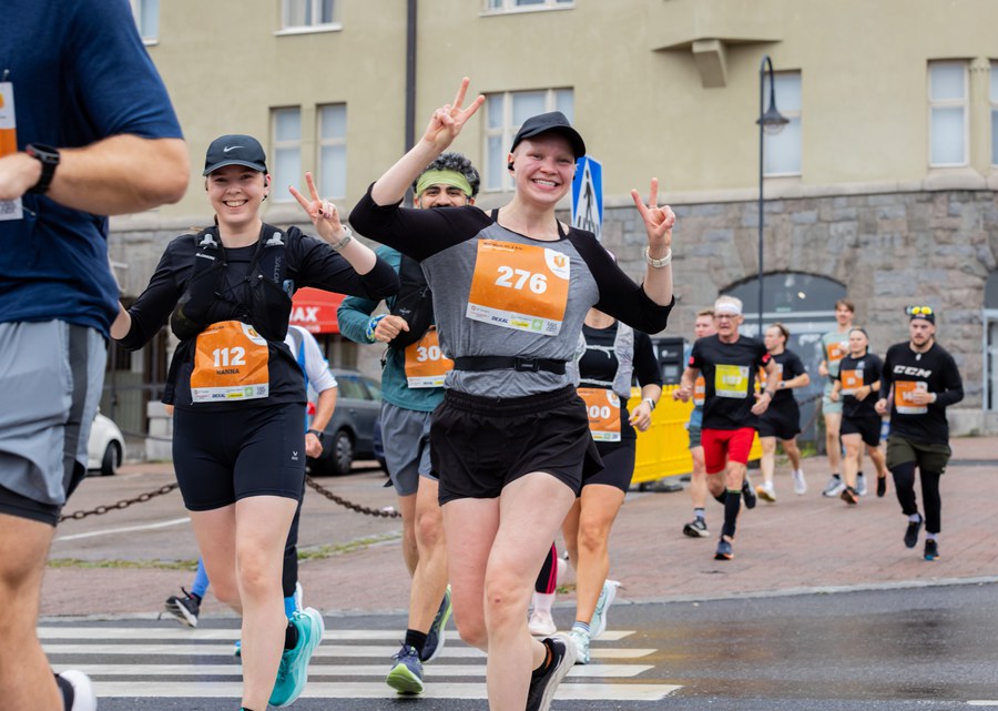 Hymyileviä juoksijoita Tampere Maratonilla